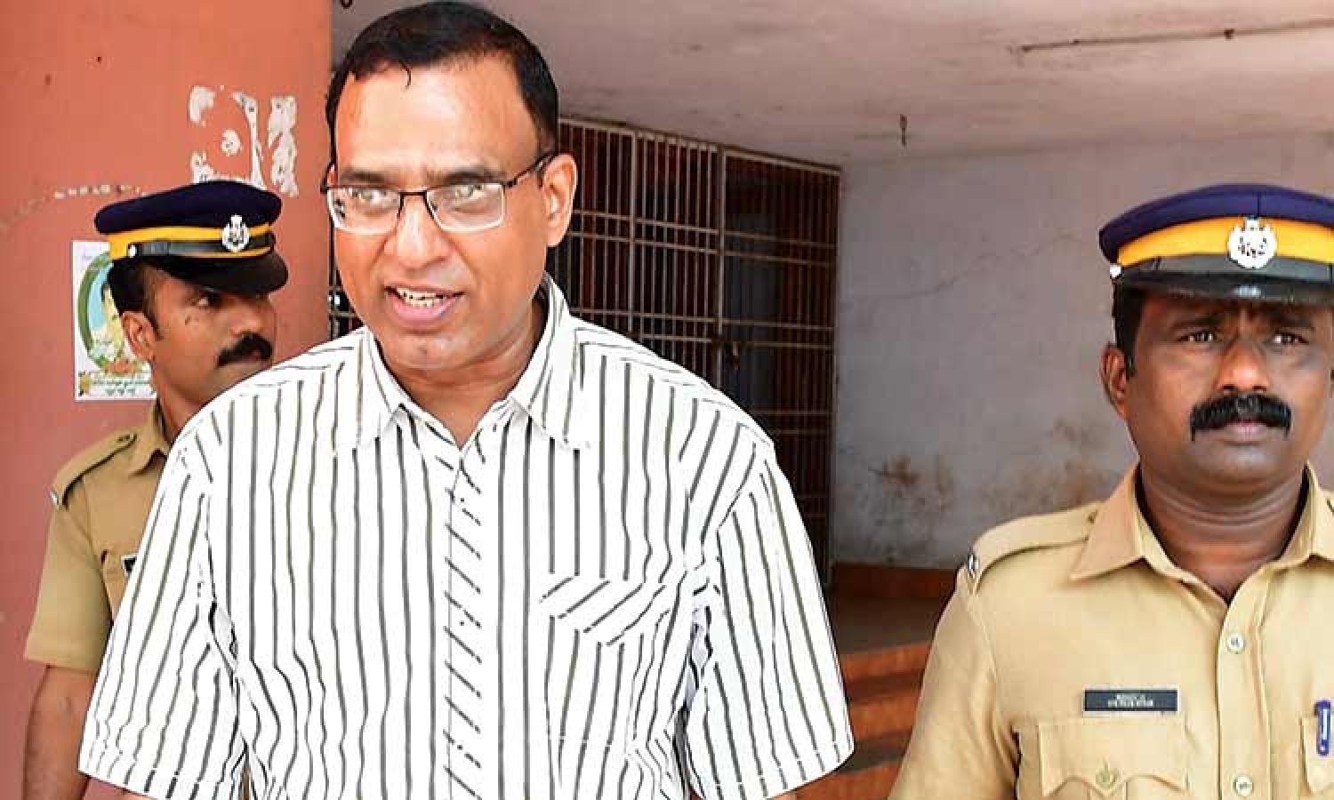 印度克勒拉省(Kerala)神父瓦達昆卻里(Robin Vadakkumchery)因性侵未成年少女於去年2月遭判刑20年。天主教教宗方濟各(Pope Francis)於1日宣布把這名神父從教會除名。(圖/推特)