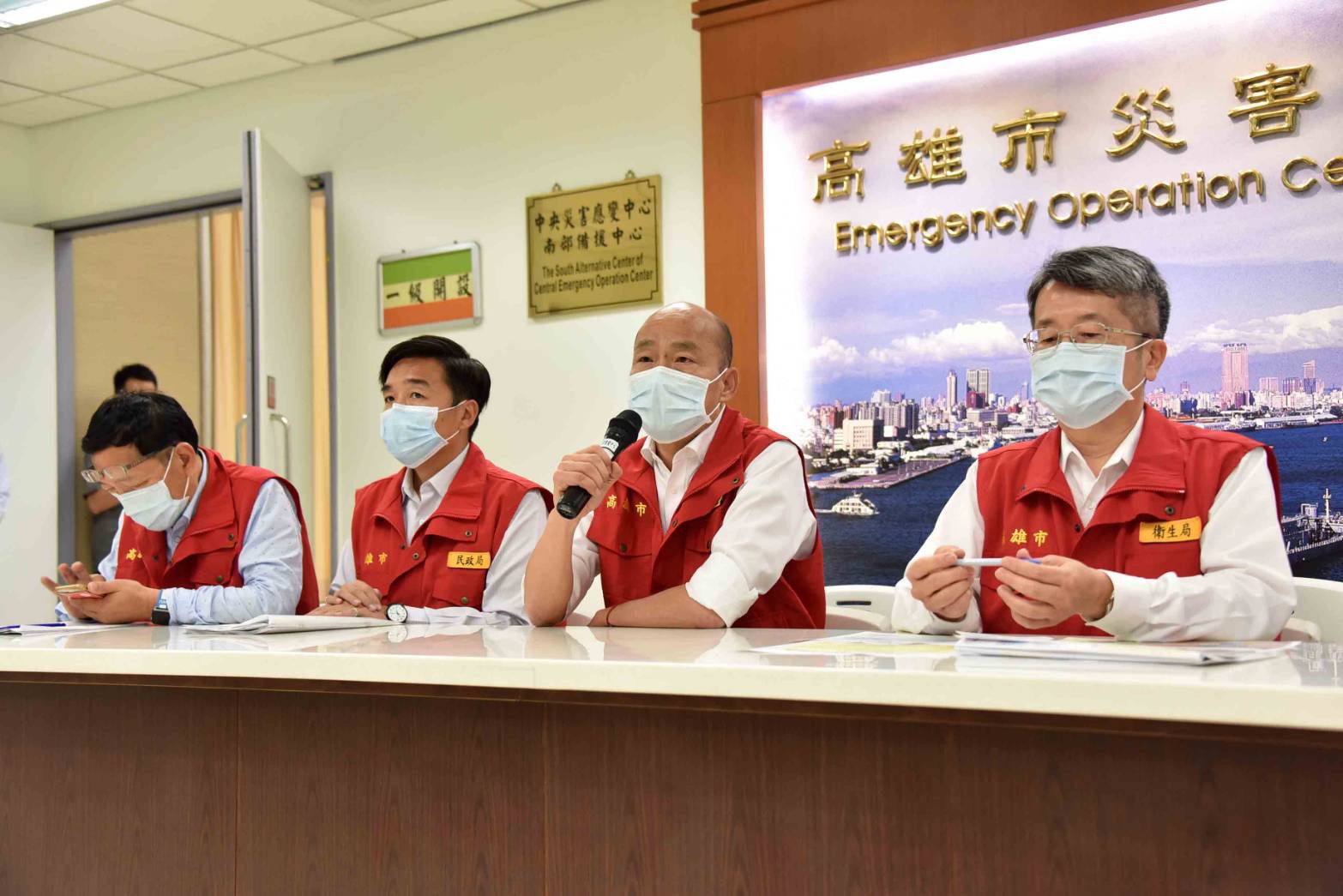 韓國瑜(右2)2日下午召開防疫會議。(高市府提供)