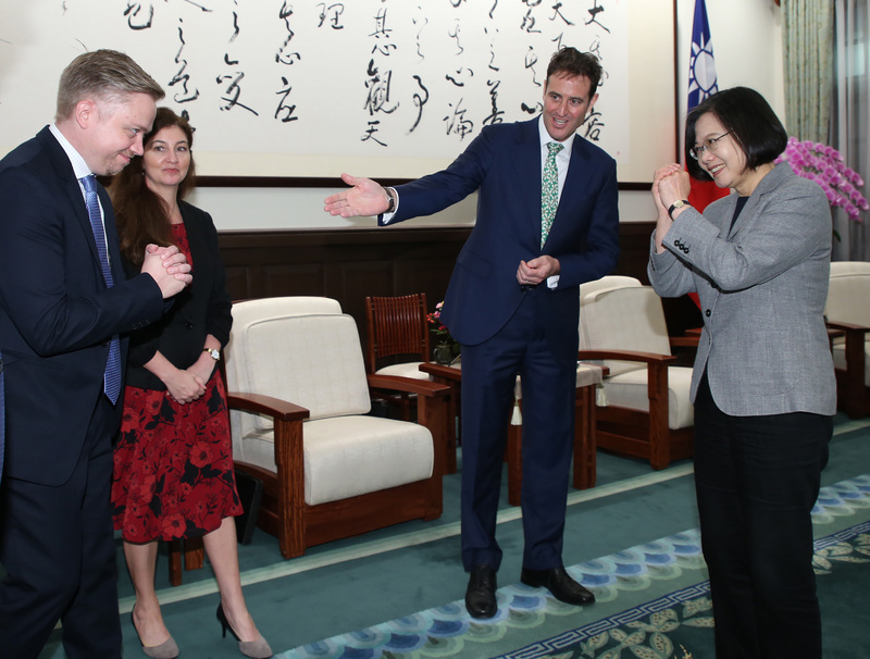 總統蔡英文（右）3日在總統府，接見澳洲駐台代表高戈銳（Gary Cowan）（右2）及副代表暨商務處長莫博仁（Brent Moore）（左）等人。(圖：中央社)