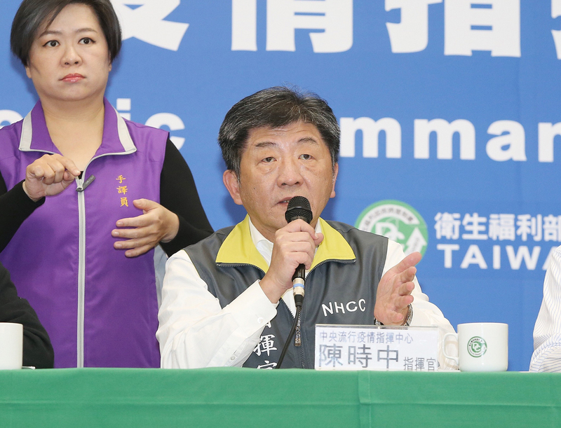 中央流行疫情指揮中心指揮官陳時中（前）。(圖：中央社)