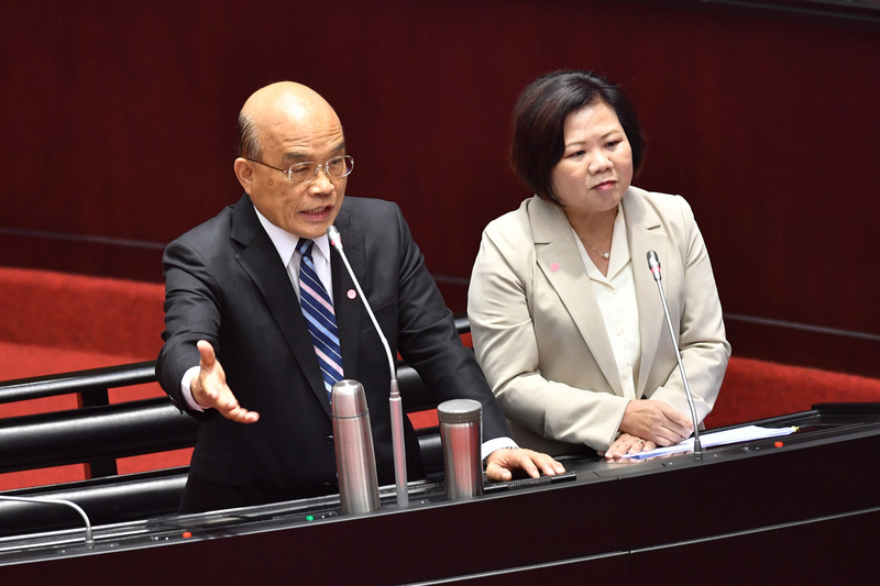 行政院長蘇貞昌、勞動部長許銘春3日到立法院列席報告「中央政府嚴重特殊傳染性肺炎防治及紓困振興特別預算案」並備質詢。(圖：中央社)