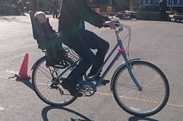 今年3月起，父母騎自行車載幼童已合法，但自行車本身需加裝安全座椅，且自行車必須符合國家標準規範。(圖取自推特)
