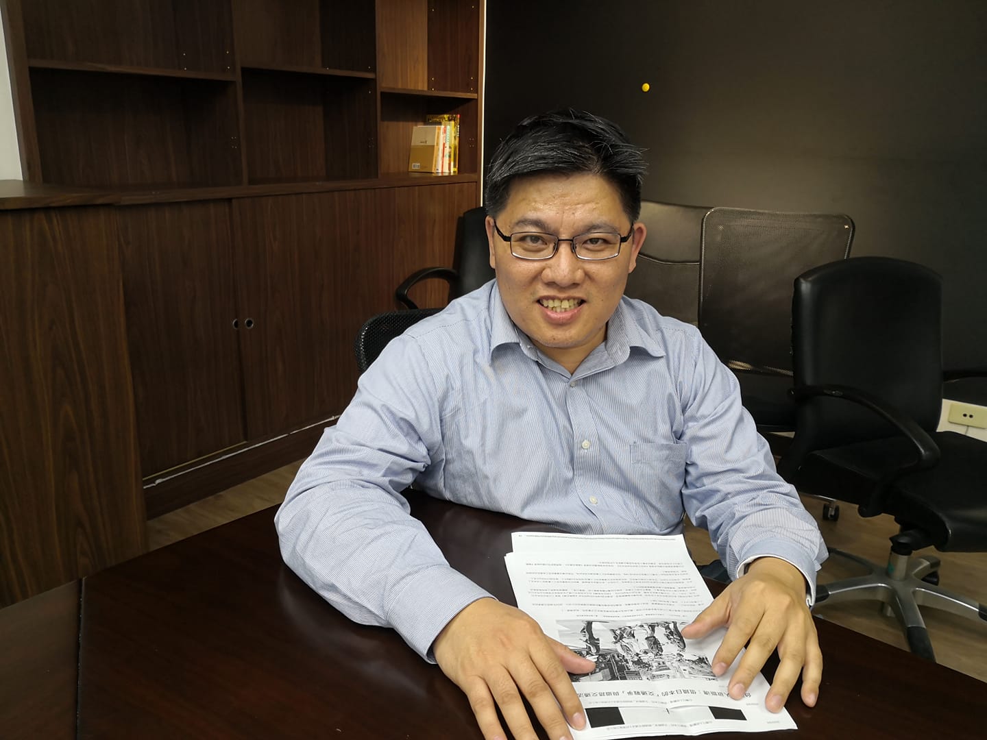 疫情指揮中心因多起疫情源於出國旅遊確診，下達出國禁令，但時代力量立委邱顯智擔憂此舉不符法律明確性原則。(資料圖片/劉玉秋 攝)