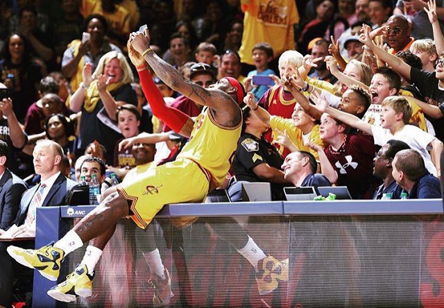 美國職籃NBA為避免2019年冠狀病毒疾病(COVID-19，武漢肺炎)疫情衝擊賽事，在給各隊的備忘錄中列出若干建議，包括球員避免拿球迷的筆替他們簽名，並用擊拳取代擊掌等。(圖取自推特)