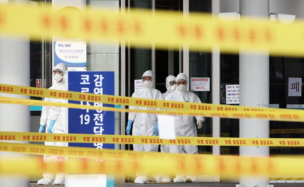 南韓全國確診總例數來到1萬156例，病故案例新增3例，累計死亡病例達177例。圖為大邱的醫院拉上封鎖線。(AFP)