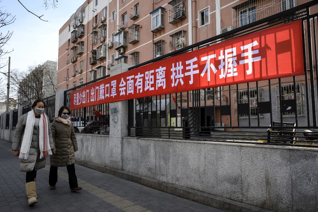 圖為北京街道上的1幅標語，提醒大家不要握手。 (AFP)