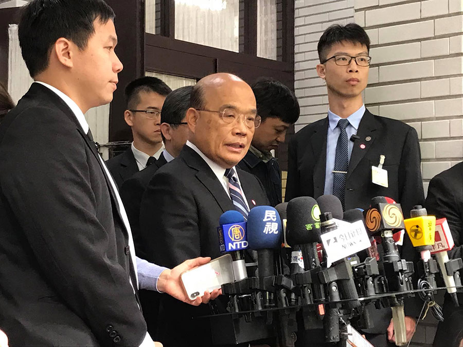 行政院長蘇貞昌表示，對於從國外回台的國人，會依指揮中心公布的不同等級做相關應對措施，而靈骨塔、墓園的掃墓規範，地方政府也會依指揮中心要求有不同作為，減少疫情傳播機會。（資料照/鄭舲 攝）