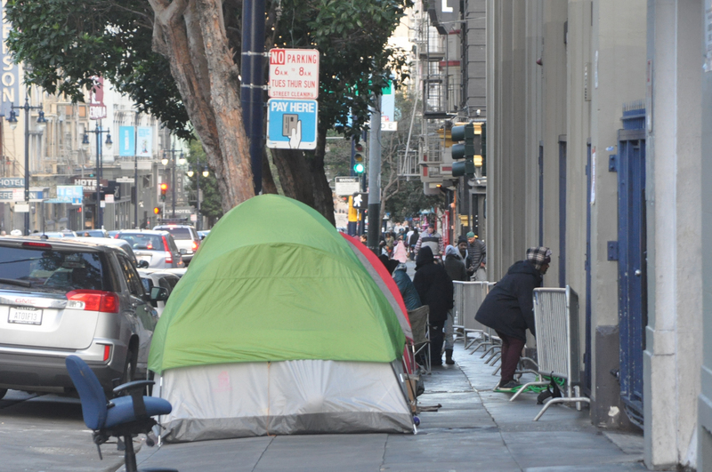 舊金山市區田德隆（Tenderloin）路邊住著帳篷族的遊民，恐成為美國防疫照不到的死角。圖為108年12月29日舊金山市區的一景。(圖:中央社)