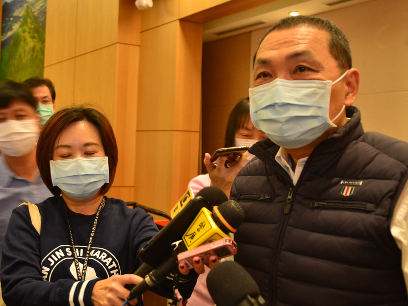 新北市長侯友宜（右）4日接受媒體聯訪表示，市府大樓的管理隨疫情升高將有新的防疫作為，八里區公所原辦公室舊址等，都可成為異地備援的辦公場所。(圖：中央社)
