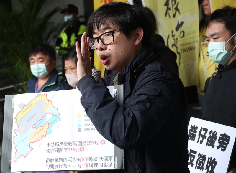 環境權保障基金會研究員許博任（前）表示，台灣的環團雖然沒辦法直接送交聲明給大會，但會透過全球減塑行動網絡「擺脫塑膠束縛」儘可能地傳遞給參與的各國NGO及代表。(中央社資料照)