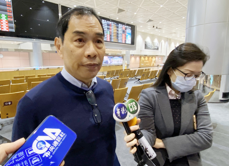 桃機公司副總經理但昭璧（左）4日受訪表示，配合交通部防疫車隊政策，即日起針對入境需居家檢疫旅客提供接駁服務。桃機公司統計，今起有620台車輛待命，也盼提升防疫規格。(圖:中央社)