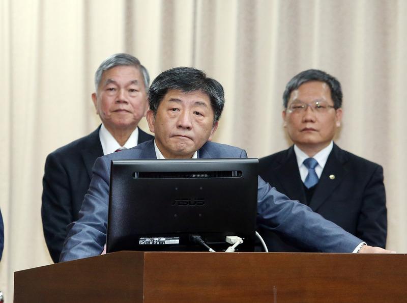 立法院財政委員會4日審查行政院函請審議「中央政府嚴重特殊傳染性肺炎防治及紓困振興特別預算案，包括衛福部長陳時中（中）、經濟部長沈榮津（左）、財政部長蘇建榮（右）等部會首長出席備詢。(圖：中央社)