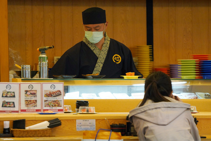 經濟部指出，3月疫情衝擊持續擴大，對批發、零售、餐飲業皆不利，尤其內需為主的零售、餐飲業，3月恐因此損失新台幣434億多元。(圖：中央社)