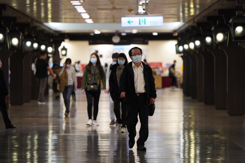 經濟部公布企業紓困貸款利息補貼，估超過5萬家受惠。圖為民眾行經台北站前地下街藝文西廣場時，皆不忘戴著口罩。