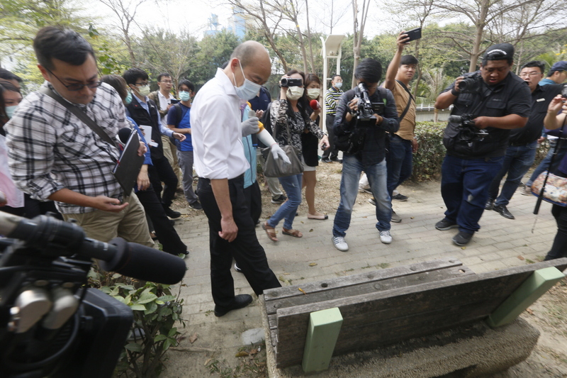 高雄市長韓國瑜（中白衣者）4日下午前往三民區鼎力里獅湖公園視察登革熱防治進度，他表示，未來如果三民區防治成果優良，將快速把成功經驗推廣到所有的行政區。(圖：中央社)