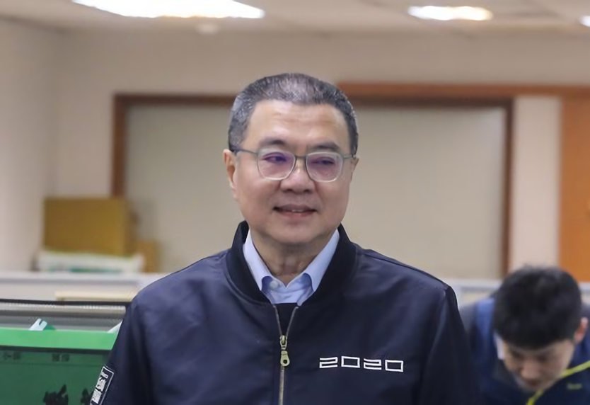 民主進步黨4日下午在中央黨部舉行中常會，民進黨主席卓榮泰（前）出席主持會議。(圖：中央社)