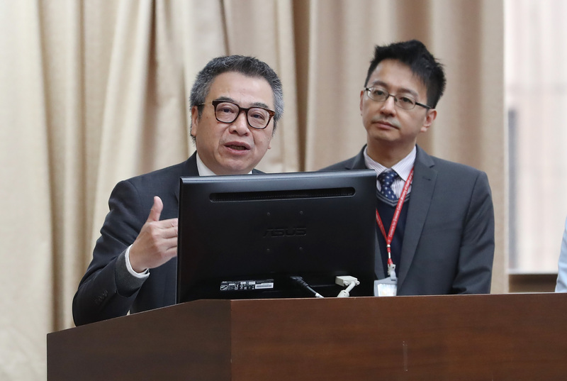 衛福部次長何啟功（左）。(資料照片/CNA)
