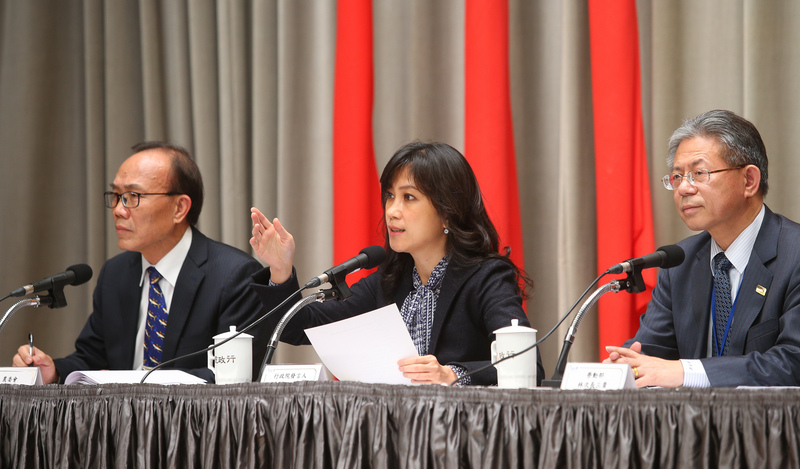 行政院會後記者會5日在行政院新聞中心舉行，由KolasYotaka（谷辣斯．尤達卡）（中）主持，勞動部次長林三貴（右）、農委會副主委陳添壽（左）等人出席。(圖：中央社)