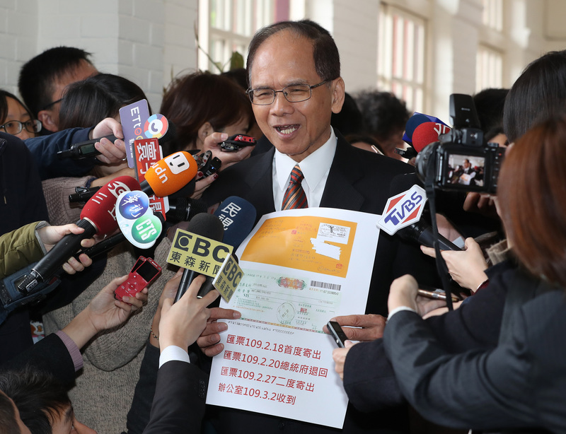 立法院長游錫堃（中）4日深夜在臉書上自爆遭人恐嚇，游錫堃5日在立法院受訪指出，他擔憂家人安危，且3月2日仍有收到恐嚇者的匯票，顯示恐嚇者並沒有收斂。(圖:中央社)