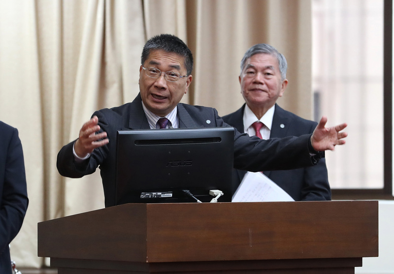 因應武漢肺炎疫情，內政部長徐國勇（左）5日表示，全國性酒測已暫時取消，但地區性的酒測有時需要還是會做，酒測棒因擔心容易傳染已不使用，酒測器則使用單獨的吹嘴。(圖：中央社)
