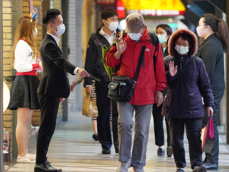 勞動部將推動「安心即時上工方案」及「安穩青年就業方案」，協助非典型就業及初入職場或還在尋職的青年。(圖：中央社)
