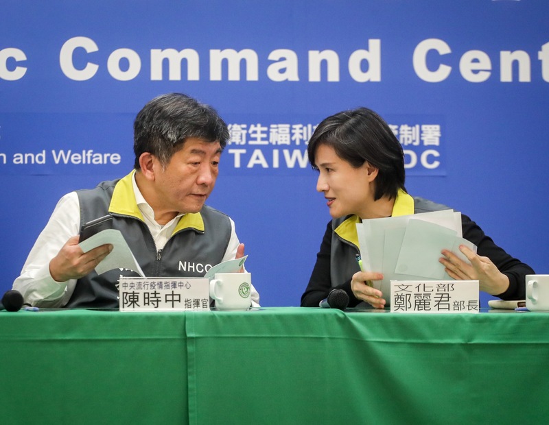 在澳洲確診武漢肺炎的外籍男子日前曾來台灣，中央流行疫情指揮中心指揮官陳時中（左）與文化部長鄭麗君（右）5日晚間出席記者會，證實該男子為外籍音樂家，他於2月23日入境後，28日晚間在國家音樂廳、3月1日在演奏廳參與演出。國家音樂廳節目取消，相關空間消毒。中央社