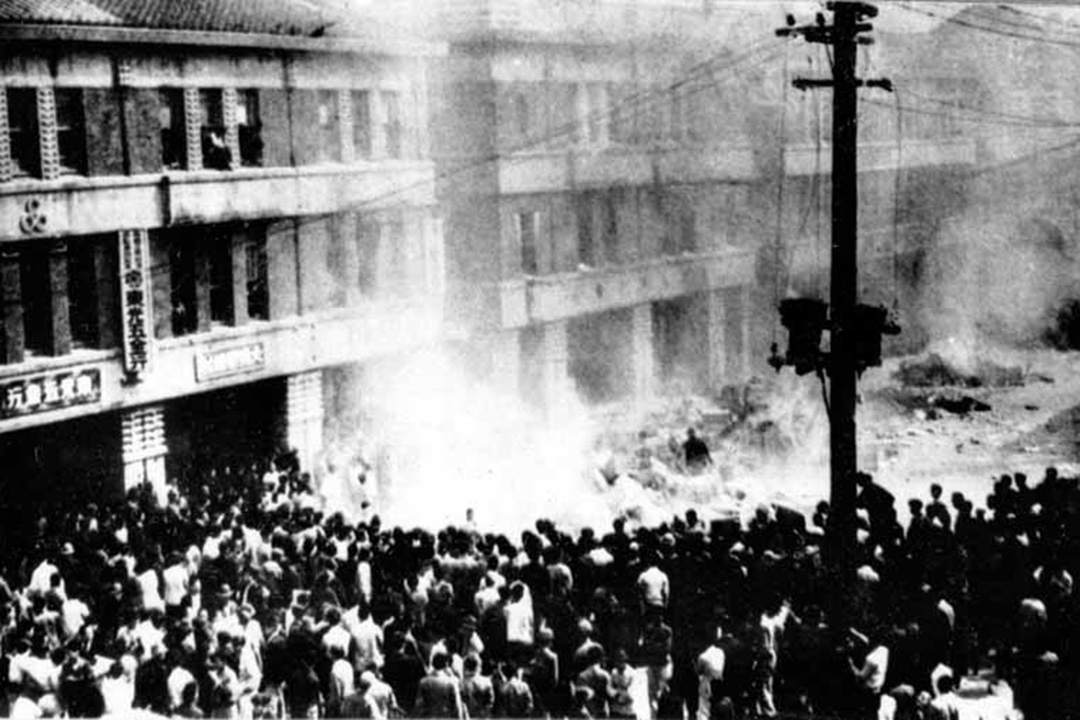 1947年因查緝私菸爆發的二二八事件，造成無數民眾傷亡。其後長達38年的戒嚴，讓許多政治受難家庭終生活在白色恐怖陰影下。隨著檔案資料解密，過往噤聲的歷史正逐步被重新理解。圖片來源│維基百科