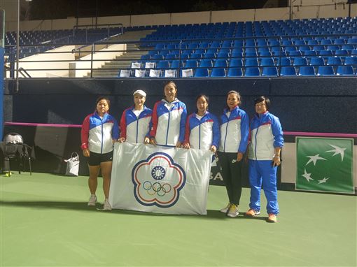 謝淑薇(右二)代表國家隊參加聯邦盃網賽，提早離隊引爆風波。(臉書)