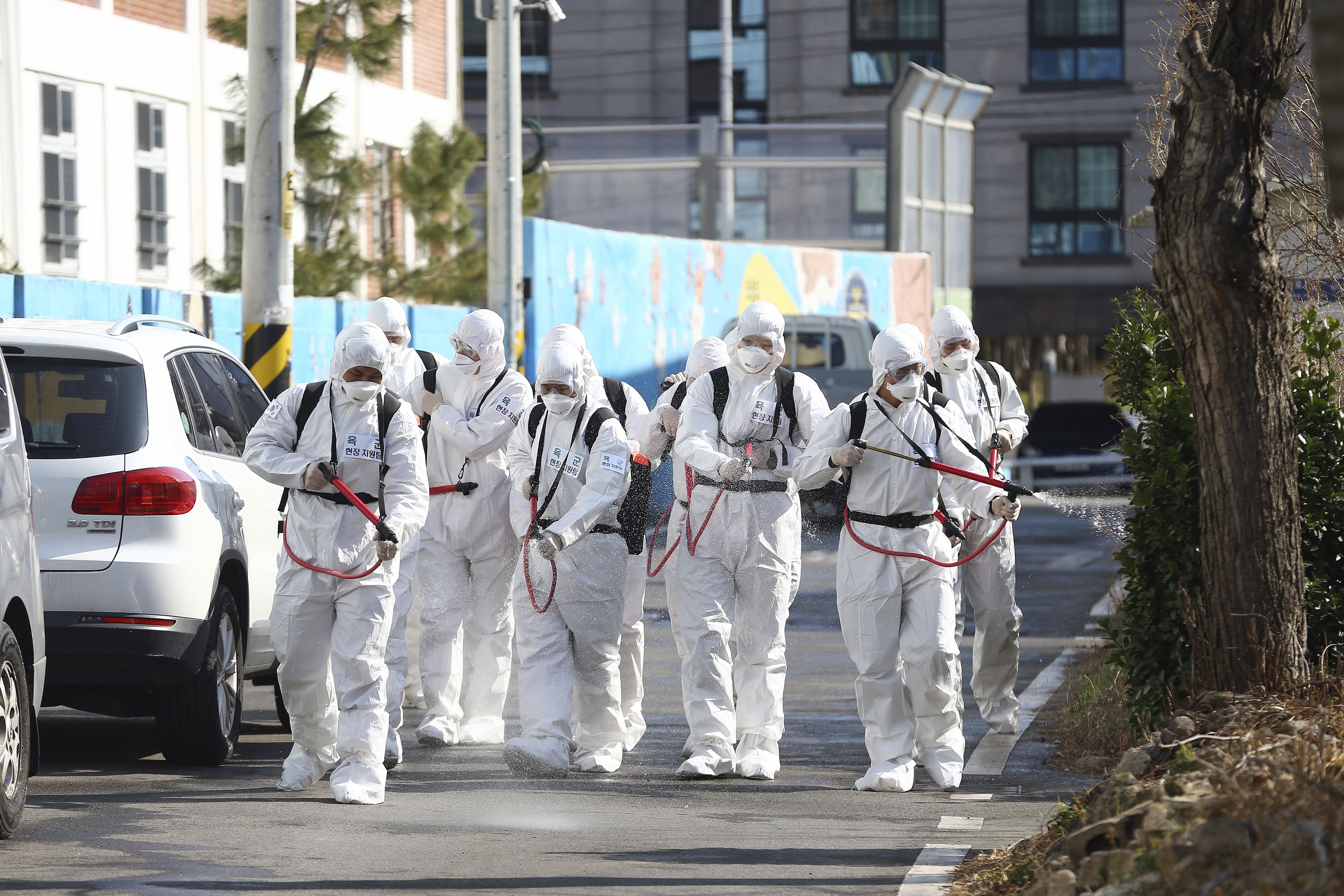 武漢肺炎疫情擴大，南韓在慶山市周圍成立「特別管控區」。圖為南韓軍方化學兵在當地展開消毒作業。(美聯社/達志影像)