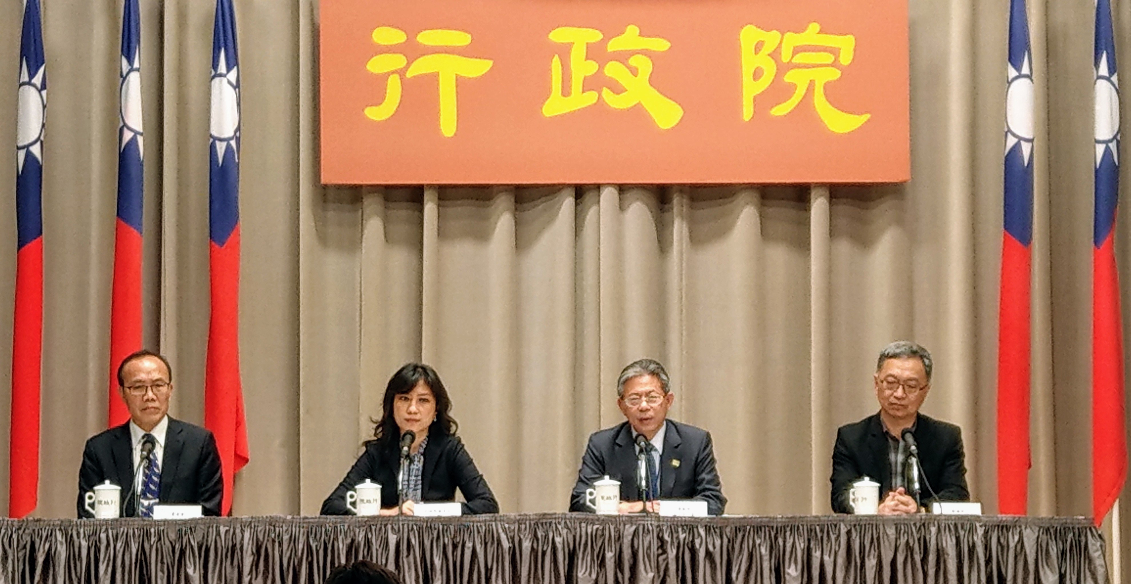 勞動部次長林三貴(右2)5日在行政院會後記者會說明因應武漢肺炎的穩定就業措施。(劉品希 攝)