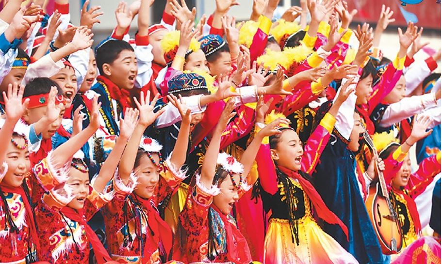 藏族兒童因中國政府在各級學校推廣漢語，使雙語政策名存實亡，無法透過學校教育學習藏語。圖取自西藏自治區人民政府網。