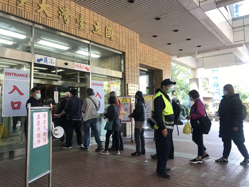 武漢肺炎疫情延燒，台大醫院6日宣布，9日起每天2個探病時段改為僅限上午11時30分至下午12時30分，陪病人數維持1人、探病人數2人，避免過多醫護人力消耗。圖為台大醫院開放探病時段人潮。(圖：中央社)