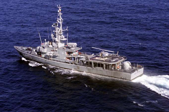 厄瓜多軍艦青坡拉索號因船上人員與該國武漢肺炎確診首例有過接觸，因此遭到隔離。(圖取自推特)