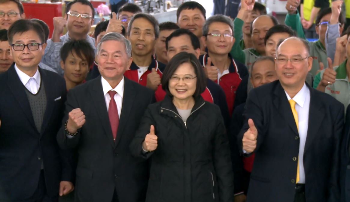 蔡英文總統5日特別前往工具機業者組成的口罩機生產團隊致謝。圖:取自蔡英文臉書