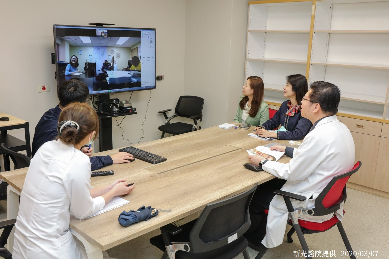 新光醫院透過視訊技術指導帛琉當地醫師採檢一名美籍疑似病例，再安排班機將檢體送回國內疾管署實驗室檢驗，檢驗結果為陰性。(新光醫院提供)