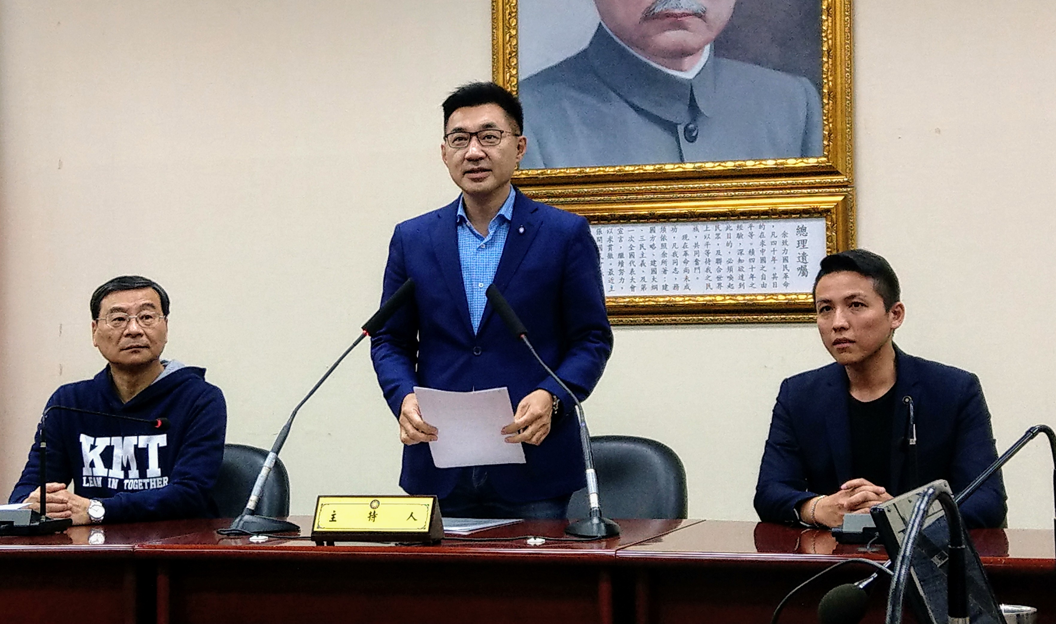 立委江啟臣(中)在國民黨主席補選中大勝，他表示，將在做短時間內布局黨務人事，啟動改革。(劉品希 攝)