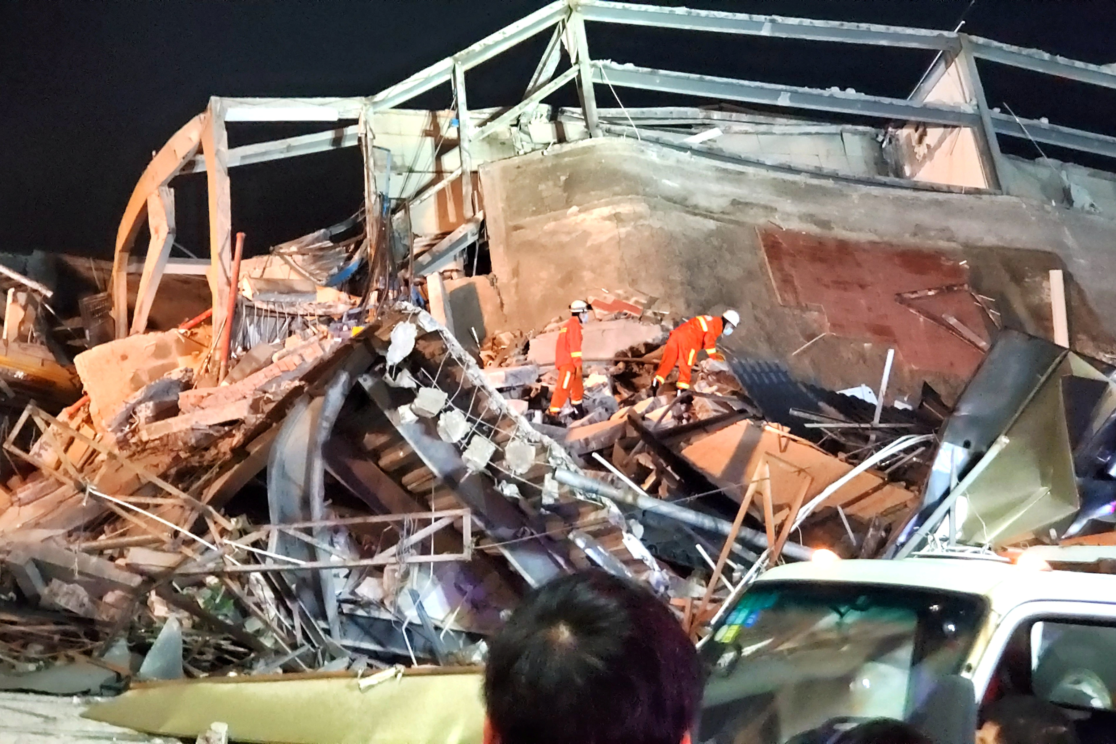中國福建泉州一家用於隔離武漢肺炎患者的旅館倒塌。(路透社／達志影像)