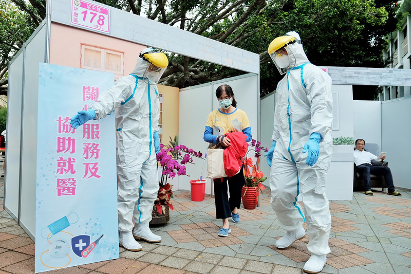 武漢肺炎疫情嚴峻，桃園市政府上月在中壢區新街國小舉行社區自主防疫演練，模擬當疫情進入社區感染，由里長系統組成自主防疫小組，強化社區防疫組織功能，盼讓民眾熟悉防疫流程，防堵疫情蔓延。(圖:中央社)