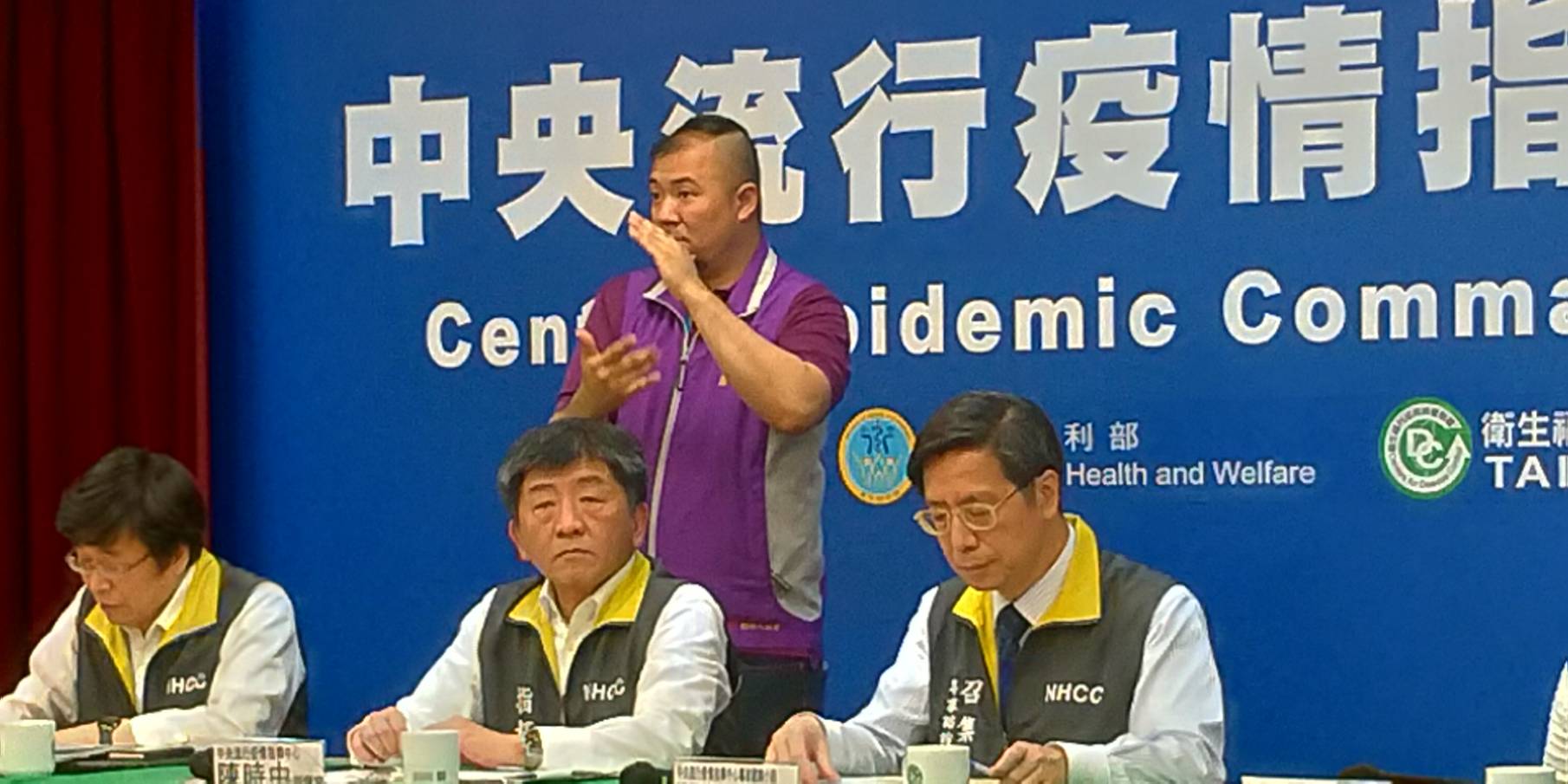 中央流行疫情指揮中心8日公布台灣國內最新疫情。左二為衛福部長陳時中。(圖／陳林幸虹 攝)