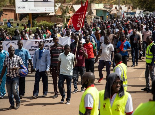 西非國家布吉納法索7日有數以萬計公務員走上首都瓦加杜古(Ouagadougou)街頭，抗議當局對公務員的福利所得課徵新稅。(AFP)