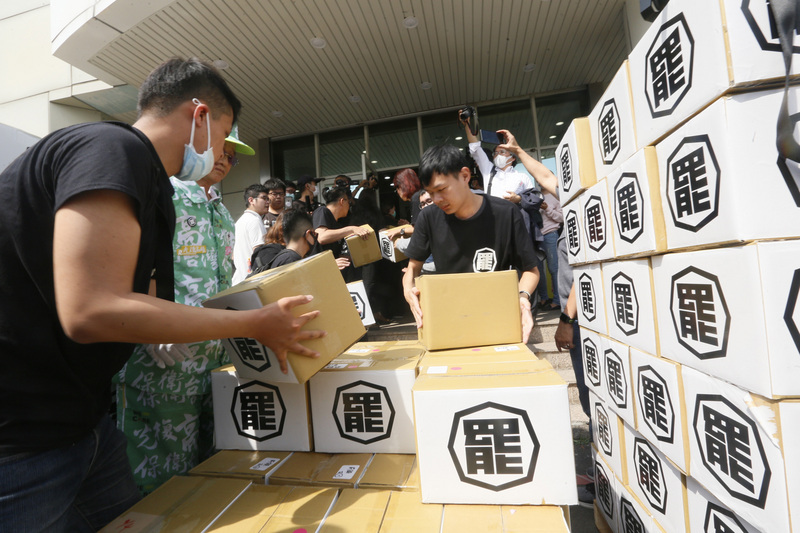 罷免高雄市長韓國瑜的選務工作啟動了，依照選罷法規定，中選會公告2階罷免成案後，要在20至60天內辦理罷免投票。公民團體預估罷免投票時間可能是6月6日或13日。(中央社／資料照)