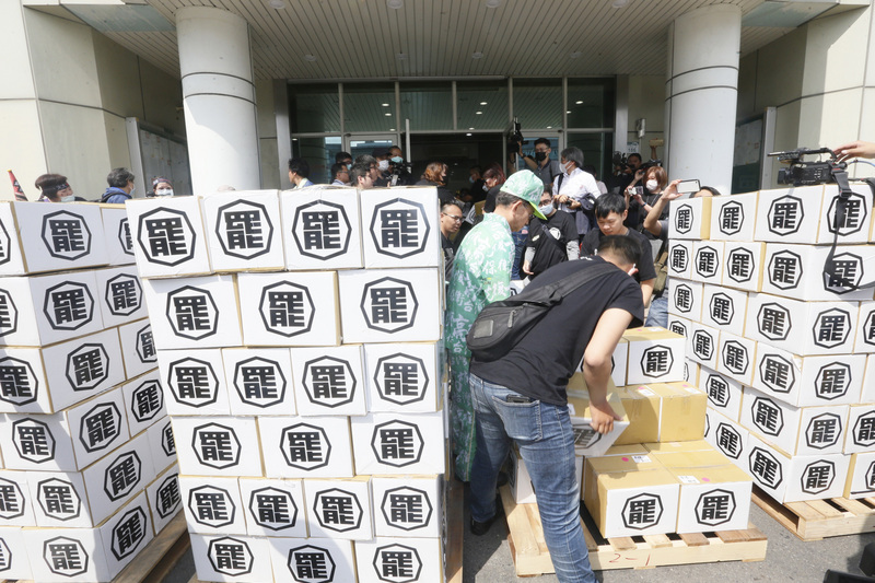 高雄市選委會7日審查通過罷韓第二階段連署書，剔除重複簽名以及資料不全者，有效連署數量為37萬7,662份，超過成案門檻。(圖：中央社)