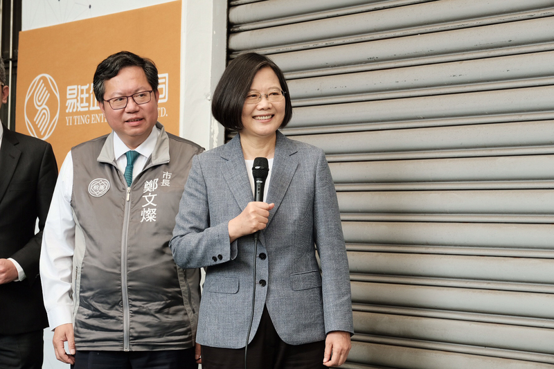基於防疫考量，總統蔡英文（右）9日接受媒體聯訪時，不使用麥克風架，手持主辦單位準備的麥克風回答媒體提問。左為桃園市長鄭文燦。(圖：中央社)