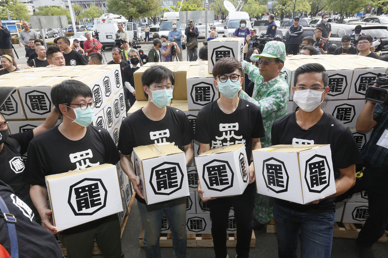 「Wecare高雄」發起人尹立（由左至右）、罷韓提案法定領銜人陳冠榮、台灣基進新聞輿情部副主任張博洋與公民割草行動發言人李佾潔9日上午前往高雄市選委會，遞交罷韓二階40萬份連署書。(圖：中央社)