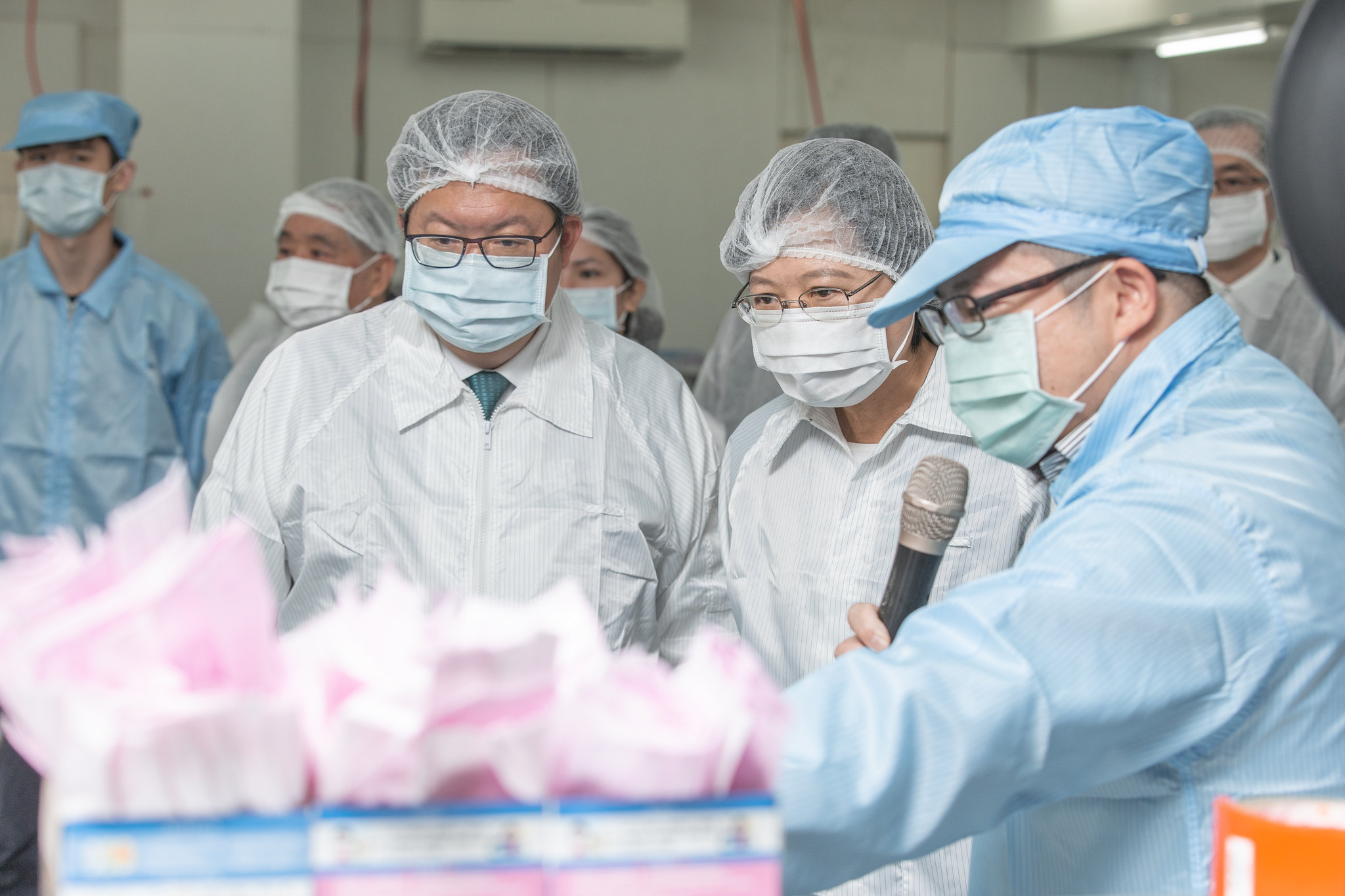 蔡英文總統9日上午到桃園市易廷企業有限公司視察口罩生產。(總統府提供)