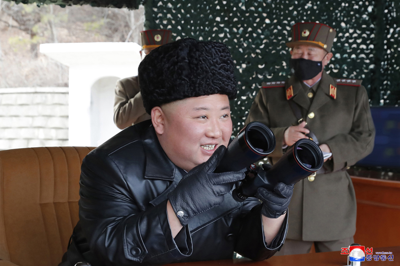 北韓官方中央通信社(KCNA)今天(9日)報導說，北韓領導人金正恩(Kim Jong Un)今天(9日)監督了長程火砲的演練。(圖/推特)