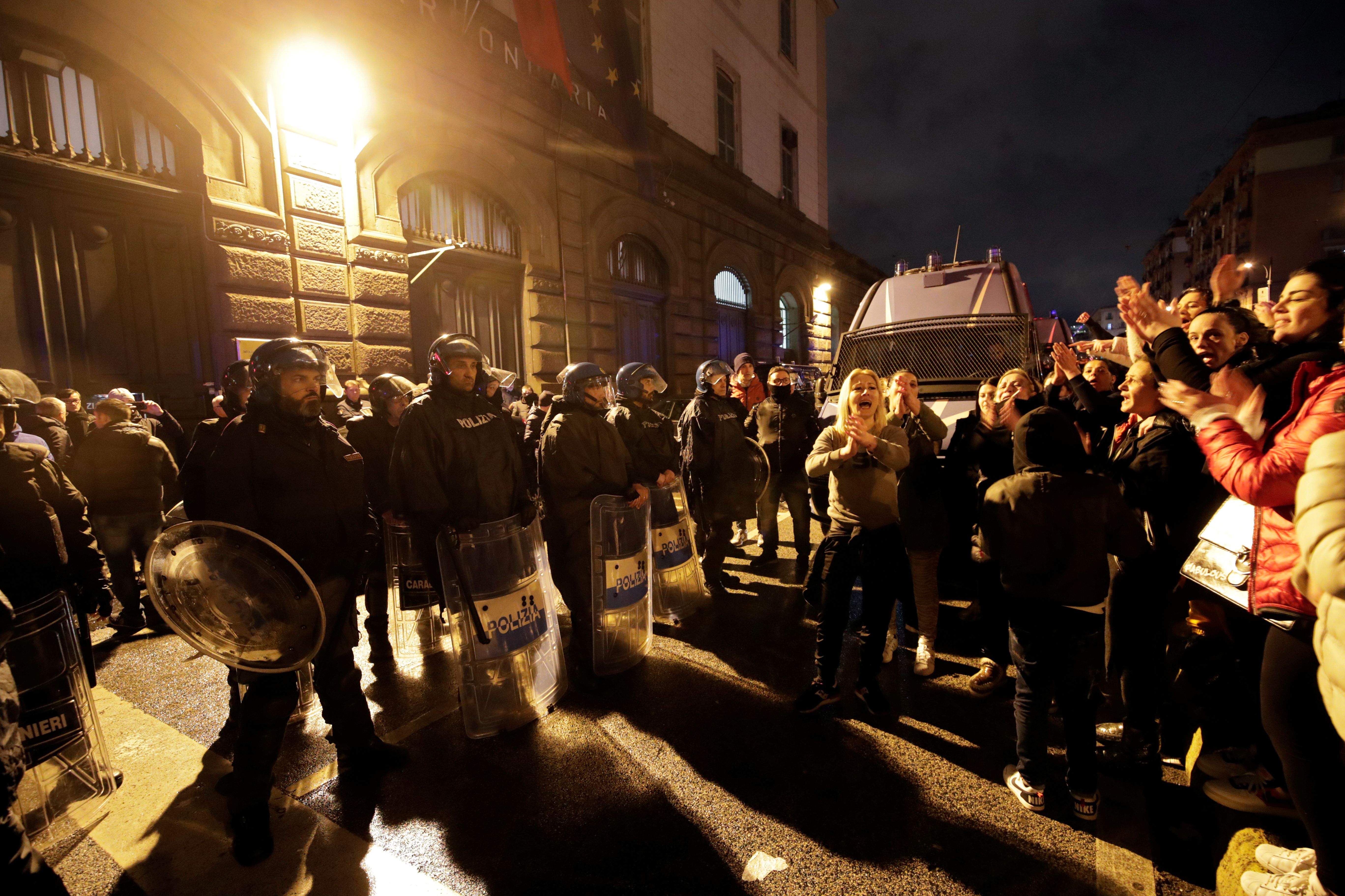 義大利防疫禁探監引4座監獄暴動。圖為那不勒斯波焦雷亞萊(Naples Poggioreale)監獄外，鎮暴警察與家屬對峙。(路透社/達志影像)