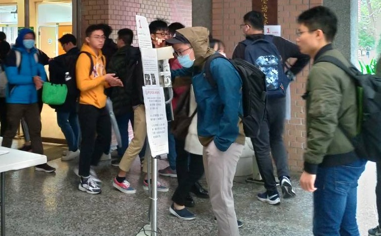 台灣大學研發「防疫一號」，讓學生自行靠近裝置量額溫。(台大提供)