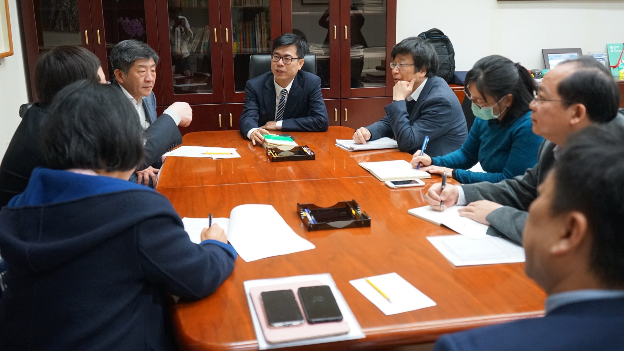 台灣防疫成效受到各國關注。圖為行政院副院長陳其邁與疫情指揮中心人員以及指揮官衛福部長陳時中開會。圖取自陳其邁臉書