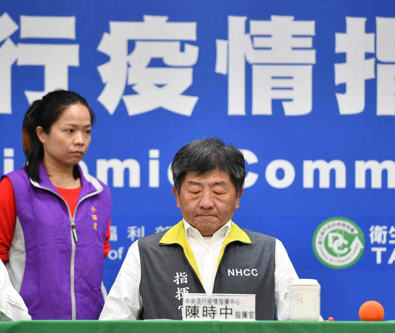 中央流行疫情指揮中心10日舉行記者會，指揮官陳時中（右）公布台灣新增2例武漢肺炎確診個案，一人為案34例、案41例家人（北部醫院群聚案），另一例為荷蘭境外移入。目前台灣累計47例。(圖:中央社)